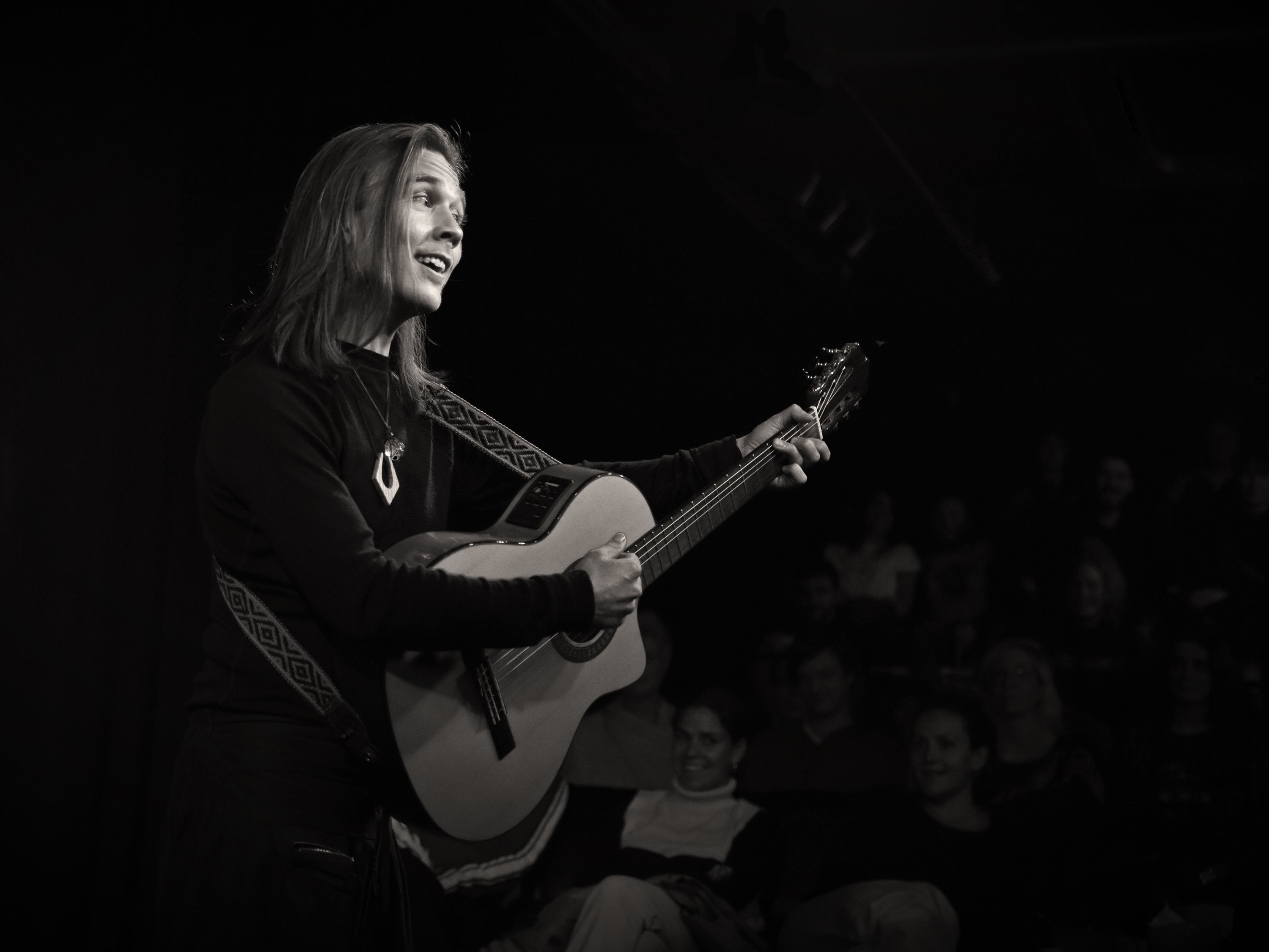 Erik Sjöholm performing with a guitar on the Mezrab stage